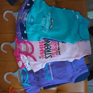 0-3 months 7 onesies, 1 pair of leggings